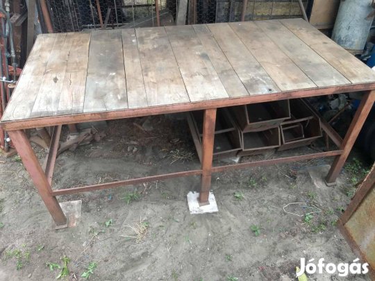 Újszerű műhely asztal