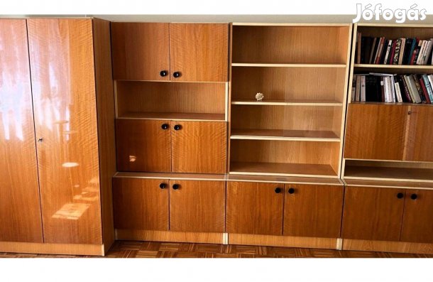 Újszerű nappali szekrénysor, ajándék dohányzóasztallal