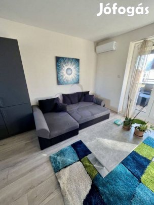 Újszerű penhouse lakás kiadó a Belvárosban (Antall József utca)