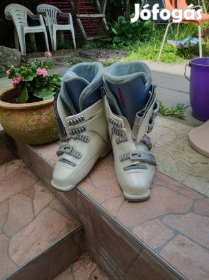 Újszerű sícipő 38-40 es