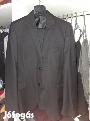 Újszerű slim 46- os fiú öltöny