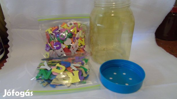 Újszerű színes betűk műanyag tartóval kicsiknek