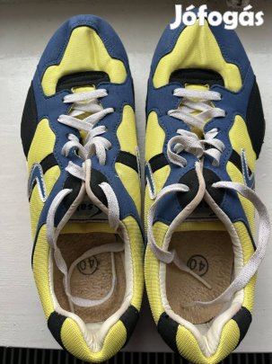 Újszerű szöges cipő 