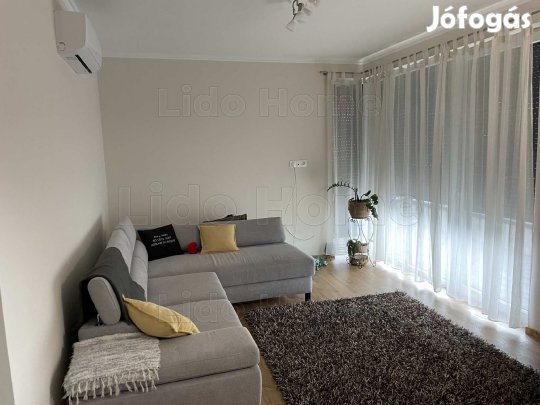 Újszerű téglalakás kiadó liftes társasházban