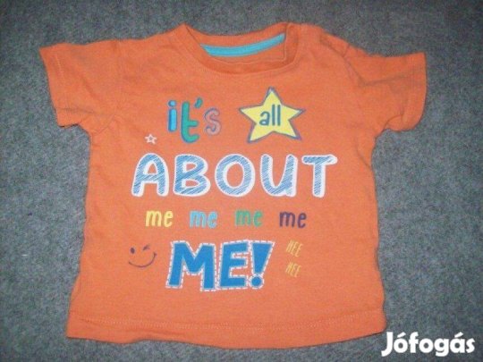 Újszerű világos színű mintás és feliratos póló 3-6 hó (méret 68)