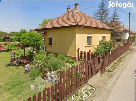 Újszilvás központi részén, rendezett utcában vált eladóvá egy 82