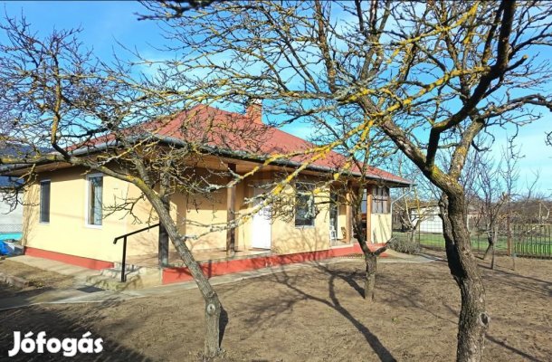 Újszilvási 65 nm-es ház eladó