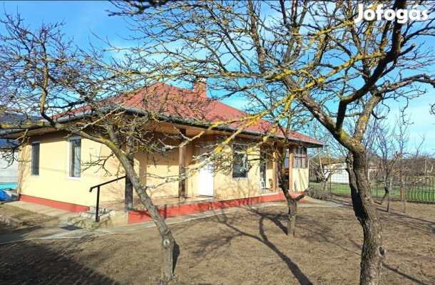 Újszilvási 65 nm-es ház eladó