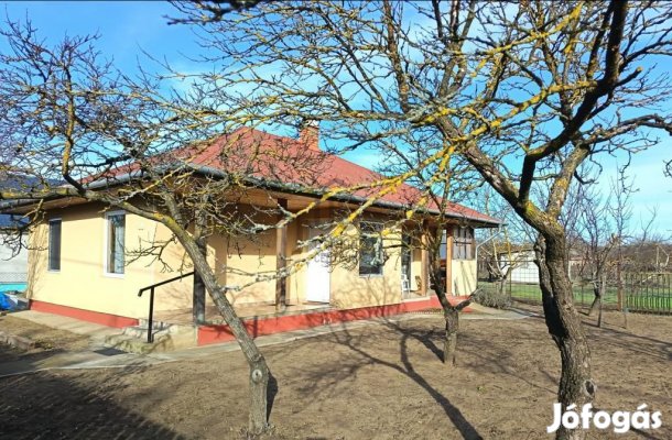 Újszilvási eladó 65 nm-es ház