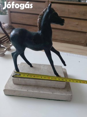 Ujszülött kiscsikó első lábraállása ,egyedi bronz szobor, zsürizett