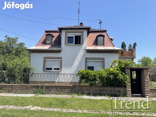 Újtelep egyik kiválóan megközelíthető utcájában családi ház eladó!