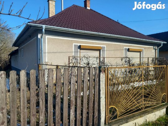 Újtikoson ház eladó. Tető nemrég cserélve.