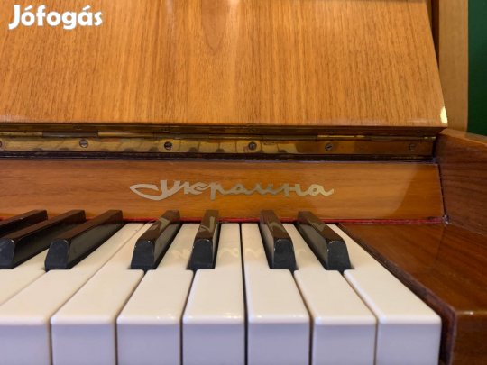 Ukrán pianino, frissen hangolt