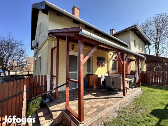 Üllő, Ócsai út, 101 m2-es, házrész, 4 szobás, kiváló állapotú