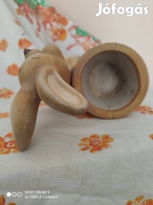 Ülő nyuszi cserép tartóval 