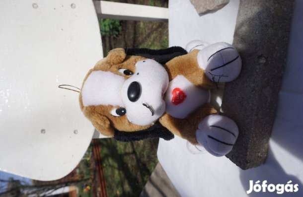 Ülő tarka plüss kutya nagy fekete füllel és farokkal eladó