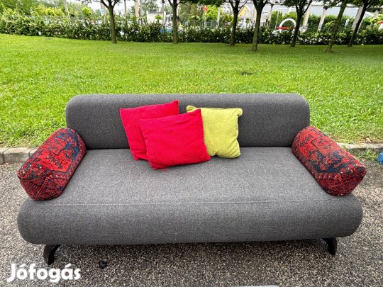 Ülőgarntúra asztallal és puffal