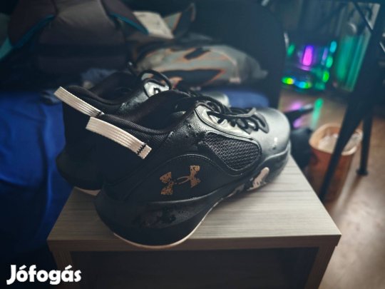 Under Armour sportcipő eladó (fekete-fehér)
