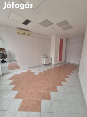 Univerzum üzletház első emeletén üzlethelyiség eladó