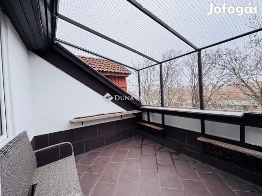 Uránvárosban 106m2-es tetőtéri, nappali+3szobás felújított lakás