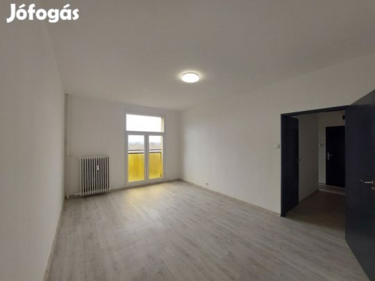 Uránvárosban felújított lakás, azonnali költözés.