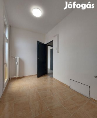 Uránvárosban felújított lakás, azonnali költözés.