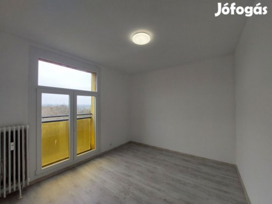 Uránvárosban felújított lakás, azonnali költözés.