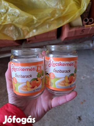 Üres bébiételes üvegek