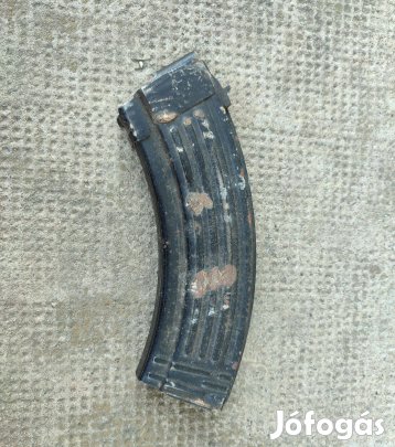 Üres és hiányos katonai AK-47 tár lemez. Retro