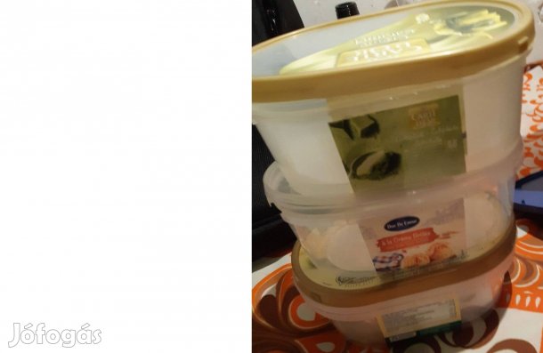 Üres fagylaltos dobozok tetővel