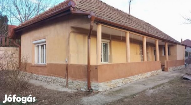 Úri, Kossuth Lajos utca környéki utca, 50 m2-es, családi ház