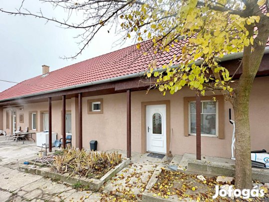 Üröm kedvelt családi ház saroktelken eladó