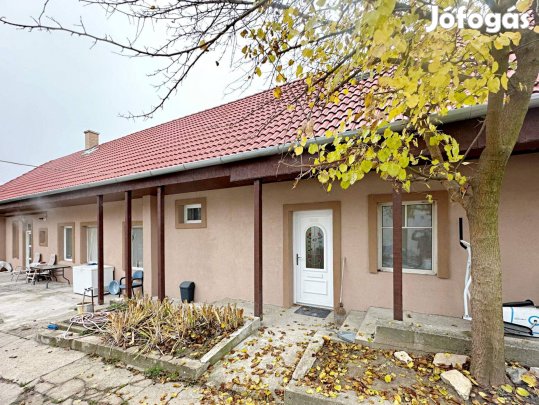 Üröm kedvelt részén két különálló ház saroktelken eladó