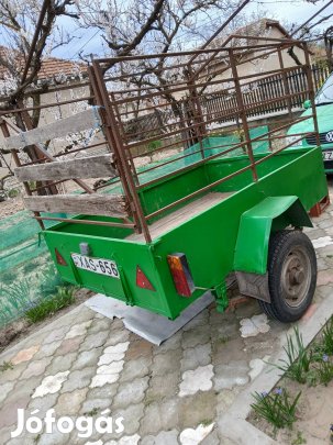 Utánfutó magasítóval