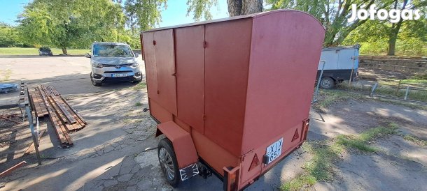 Utánfutó zárt felépítményes dobozos teljesen felújítva