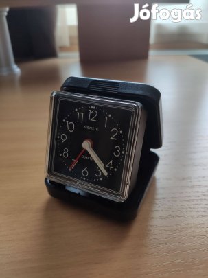 Utazó analóg ébresztőóra tokban