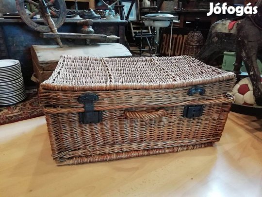 Utazó bőrönd, 20. század elejéről, fonott fűzfából (vesszőből