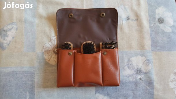 Utazós cipőtisztító készlet táskájában