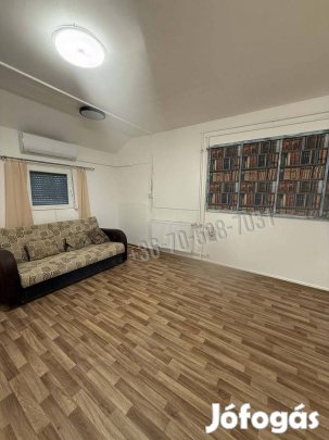 Utcára nyíló kis lakás, terasszal.