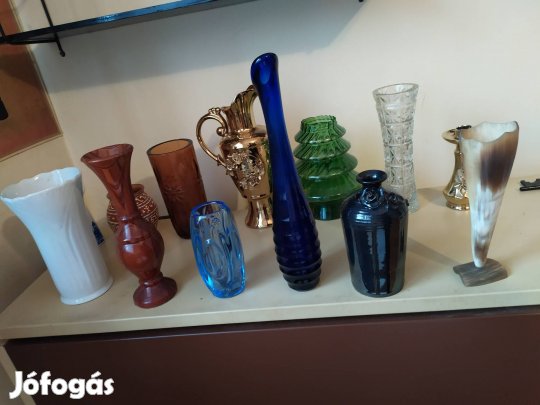 Üveg, fa, csont, kerámia vázák