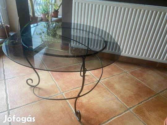 Üveg, kovácsoltvas dohányzó asztal