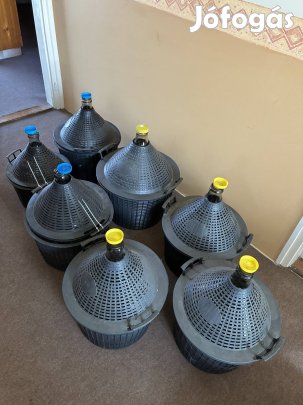 Üveg ballon műanyag kosárban 8 db.