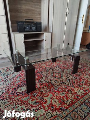 Üveg dohányzóasztal