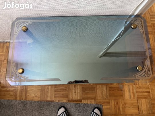 Üveg dohányzóasztal