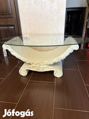 Üveg dohányzóasztal