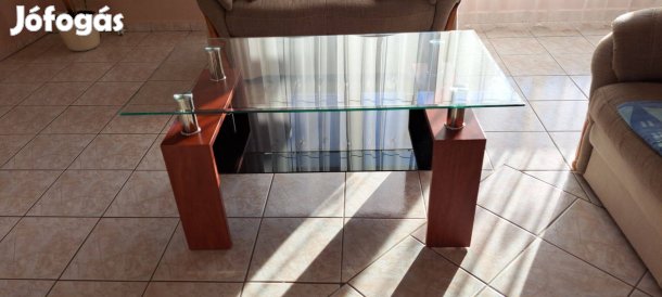 Üveg dohányzóasztal