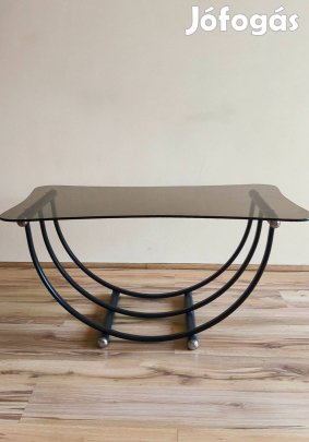 Üveg dohányzóasztal fém hajlított lábakon