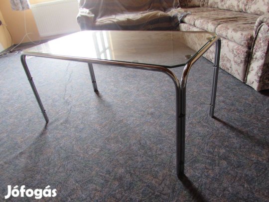 Üveg dohányzóasztal fém lábakkal