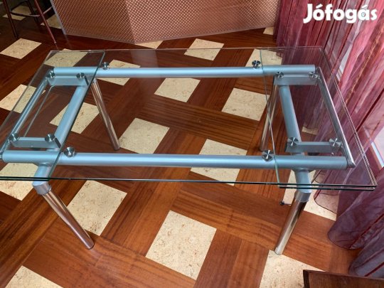 Üveg étkezőasztal