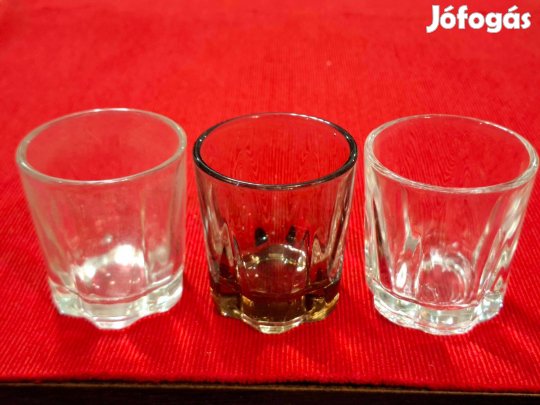 Üveg fazettált 45-50-58 mm méretű kis pohár, eladó